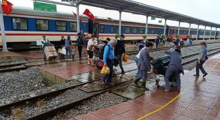 Tuyến đường sắt Bắc - Nam bị gián đoạn do bão số 13, phải chuyển tải hành khách bằng ô tô