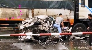 Ô tô con bẹp rúm sau va chạm liên hoàn, tài xế thoát chết thần kỳ khiến ai cũng ngỡ ngàng