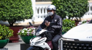 Dùng điện thoại trong lúc dừng đèn đỏ có bị phạt? Cục CSGT lên tiếng làm rõ