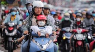 Chở trẻ trên xe máy: Người lớn cần tuân thủ những quy định nào để tránh bị phạt và đảm bảo an toàn?