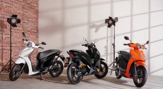 Mất điện nhiều ngày do ngập lụt, nhà vẫn sáng đèn nhờ trích điện từ xe máy điện