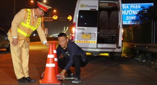 Gặp sự cố kỹ thuật khi lái ô tô: Dừng xe không đúng cách có thể phải trả giá đắt