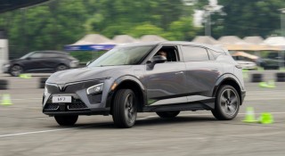 Dùng lốp thường cho ô tô điện: Tiết kiệm chi phí nhưng tiềm ẩn rủi ro về an toàn