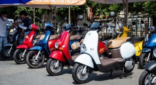 Xe máy điện đồng loạt giảm giá sâu dịp cận Tết để hút khách, có mẫu rẻ 'chạm đáy'