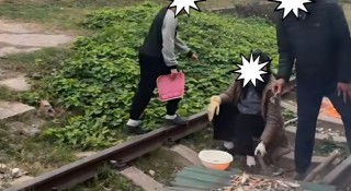 Nướng đồ ăn trên đường ray tàu hỏa, cặp vợ chồng ở Quảng Ninh bị xử phạt