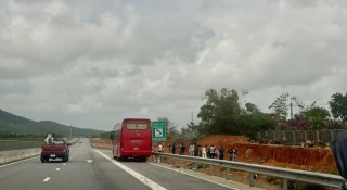 Làn khẩn cấp trên cao tốc không phải chỗ nghỉ tạm của tài xế