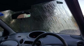 Kính ô tô mờ sương trong mùa nồm: Cách xử lý nhanh, đúng kỹ thuật để đảm bảo an toàn