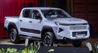 Ford Ranger bất ngờ mất ngôi 'vua bán tải', Toyota Hilux vươn lên dẫn đầu