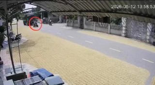 'Biến' lề đường, lòng đường thành sân phơi, người dân có thể bị xử phạt thế nào?
