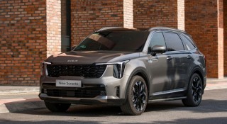 Ford Everest 'hụt hơi' nhưng vẫn dẫn đầu, Kia Sorento đi ngược xu hướng