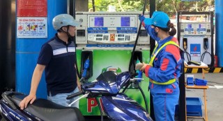 Xăng E10 được mở bán trên toàn quốc từ 1/6, người dùng xe đời cũ còn có thể đổ loại xăng nào khác?