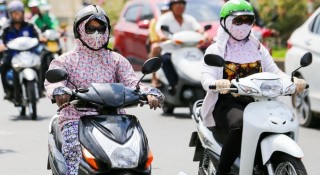 Mùa hè nắng nóng gay gắt, người đi xe máy cần lưu ý gì khi chọn đồ chống nắng?