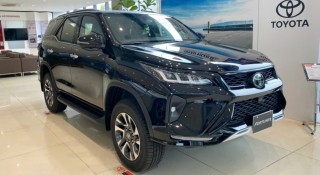 Camry không còn bản xăng, Fortuner khai tử máy dầu: Toyota đang thu gọn danh mục xe tại Việt Nam