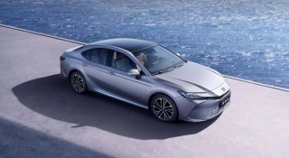 Toyota Camry mới nâng cấp màn hình lên 15,6 inch, bổ sung nhiều tiện nghi cao cấp