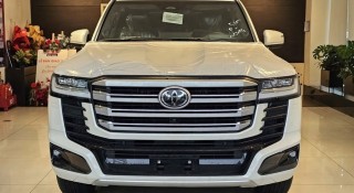 Cận cảnh Toyota Land Cruiser 300 HEV tại đại lý: 'Ăn xăng' 10 lít/100 km, giá từ 4,71 tỷ đồng