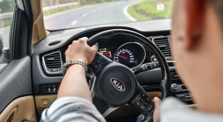 Đừng tưởng chạy càng chậm càng tiết kiệm: 5 thói quen có thể khiến ô tô hao xăng