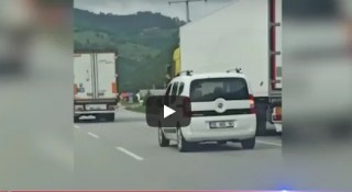 Video: Tài xế xe con tưởng mình 'to', 'cà khịa' xe tải lớn và cái kết