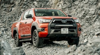 Đánh giá Toyota Hilux 2021: 'Cơn sốt' mới của dòng bán tải