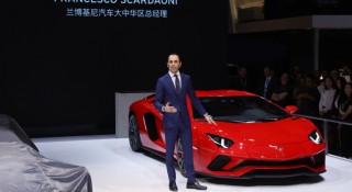 Sau sếp Toyota, đến lượt sếp hãng siêu xe Lamborghini lên tiếng về thực trạng xe điện
