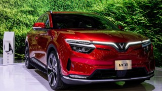 VinFast chốt giá cho 2 mẫu SUV điện VF8 và VF9, tuyên bố ngừng sản xuất xe xăng