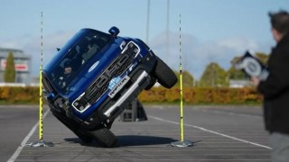 Ford Ranger Raptor phá vỡ kỷ lục Guinness với khả năng di chuyển chỉ bằng hai bánh