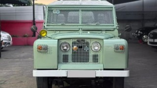 Mục sở thị Land Rover Defender Series II đời 1975 có giá ngang ngửa một chiếc Mercedes-Benz GLC đập hộp