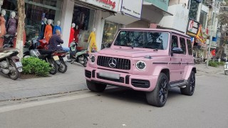 Mục sở thị Mercedes-AMG G63 mang 'lớp áo' hồng đặc biệt trên phố Hà Nội