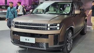 Động thái mới của Hyundai SantaFe trong cuộc đua doanh số với Ford Everest