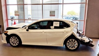 Toyota trưng bày Camry bị tai nạn trong showroom: Bằng chứng sống về độ an toàn thay vì lời quảng cáo