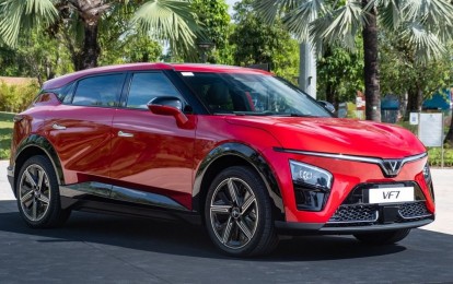 Nghịch lý giá xe 2025: Toyota giảm sâu vẫn 'đắt', VinFast thắng thế nhờ giá lăn bánh và công nghệ