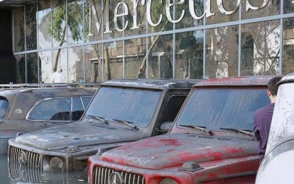Loạt siêu xe triệu đô 'tắm trong bùn' sau trận lụt lịch sử tại Dubai