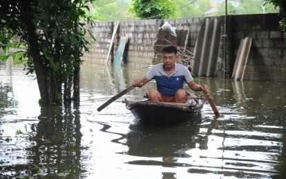 Lũ chồng lũ, người dân Chương Mỹ khẩn trương sơ tán và ứng phó