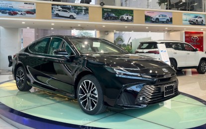 Hơn 1 tỷ đồng: Chọn Camry 'đập hộp' hay Mercedes S400 2015 độ full Maybach?