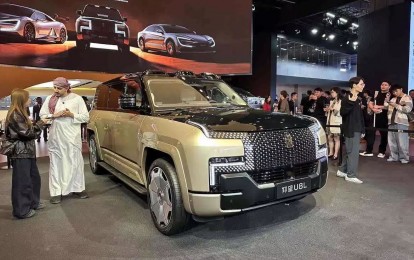 BYD ra mắt SUV hạng sang Yangwang U8L: Logo mạ vàng 24K, công suất khủng 1.180 mã lực