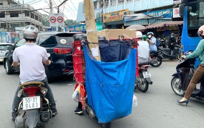 Chở hàng cồng kềnh che kín biển số, shipper 'khóc ròng' vì bị phạt tiền triệu