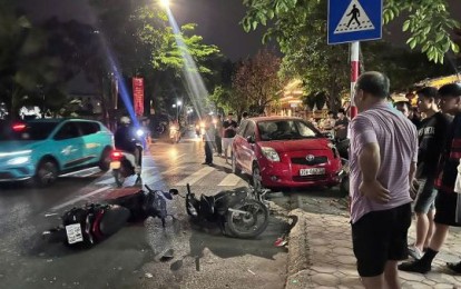 Hà Nội: Ô tô con gây tai nạn liên hoàn, nhiều xe máy bị húc văng trên đường Kim Giang