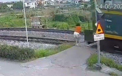 Đi bộ băng qua đường ray không quan sát, người phụ nữ bị tàu hỏa hất văng