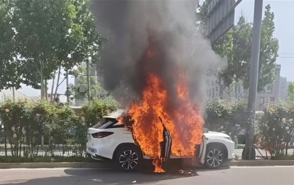 Xe tự lái ở Trung Quốc bốc cháy khi đang vận hành: Cảnh báo an toàn công nghệ AI?