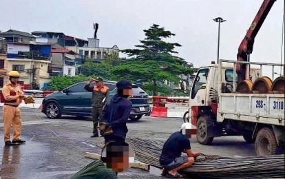 Mức phạt dành cho chủ xe và tài xế để bất cẩn làm rơi bó sắt trên đường