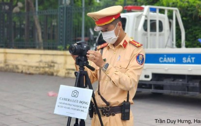 CSGT Hà Nội dùng máy ảnh 'bắt tại trận' xe máy vượt đèn đỏ ở ngã tư