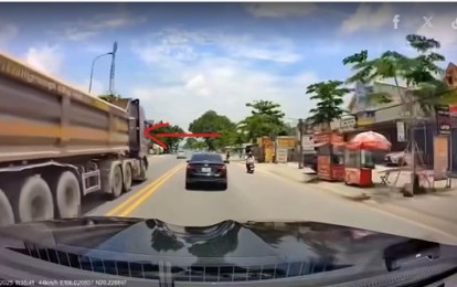 Nguy hiểm rình rập khi xe ben cướp làn ngược chiều trong khu dân cư