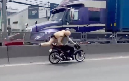 Lời trần tình gây phẫn nộ của tài xế khi cố tình để CSGT bám víu yên xe