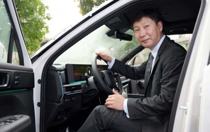 HLV Kim Sang-sik bất ngờ được tặng Hyundai Santa Fe bản cao cấp sau chiến thắng ấn tượng