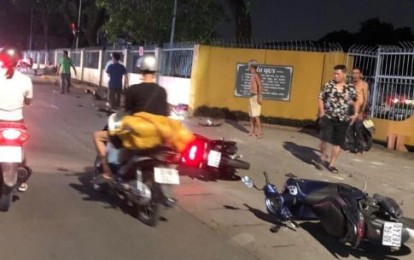 Ô tô con tông liên hoàn xe máy ở Đồng Nai, người bị thương nằm la liệt trên đường