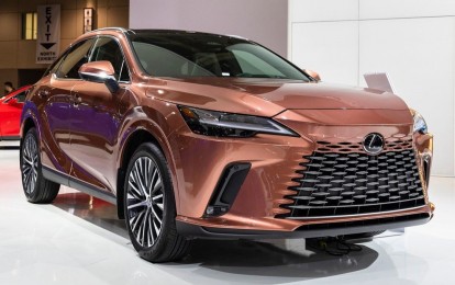 Lexus RX 350h cập bến đại lý: Động cơ hybrid mạnh mẽ, trang bị camera 360, giá từ 3,5 tỷ đồng