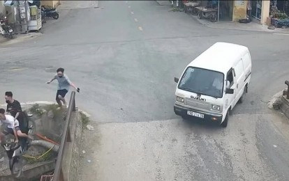 Tránh ôtô như ninja, xe máy chở ba 'hạ cánh' xuống mương