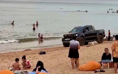 Chính thức khởi tố tài xế lái bán tải xuống bãi biển, bóp còi ầm ĩ gây náo loạn