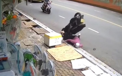 Bình Dương: Người phụ nữ lộn nhào vì miệng cống khiến dân mạng tranh cãi dữ dội