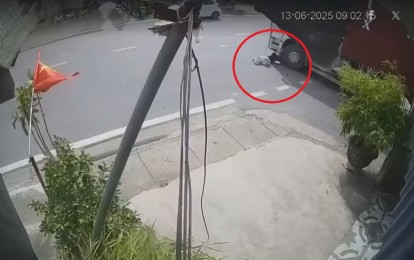 Phóng nhanh không quan sát, cô gái lao vào đầu xe container giữa đường lớn