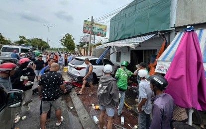 Kinh hoàng ở Phan Thiết: Ô tô mất lái hất văng xe máy, lao thẳng vào nhà dân khiến cụ bà tử vong